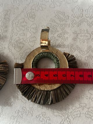 Pendientes dorados con flecos verdes