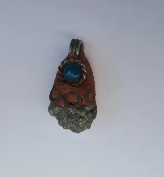 Colgante de pirita con piedra azul. AMULETO