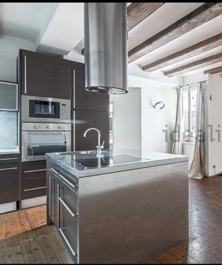 Isla de cocina con fregadero y campana