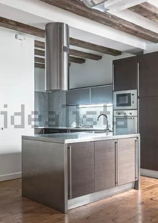 Isla de cocina con fregadero y campana