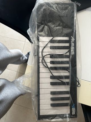 Teclado MIDI Alesis V25