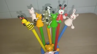Lápices de madera con figuras de animales