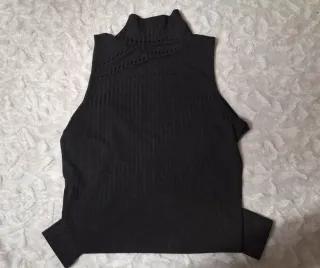 Camiseta negra de cuello alto con mangas