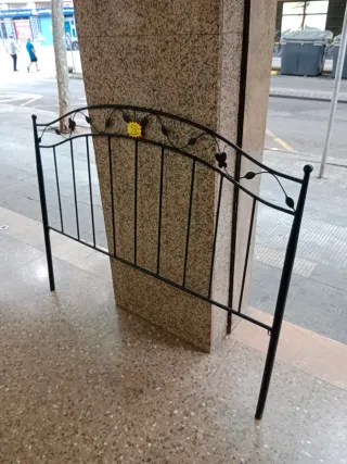 Cabezal de cama metálico negro