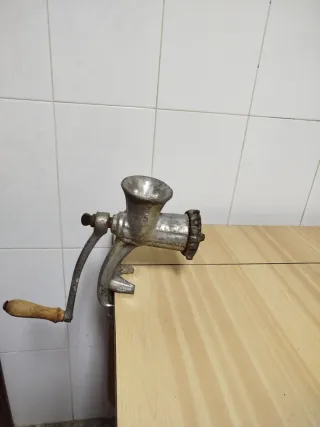 Picadora de carne antigua manual