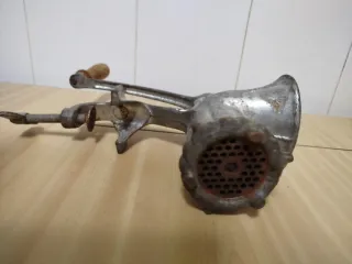 Picadora de carne antigua manual