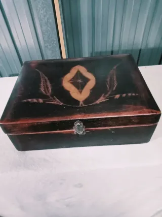 Caja de madera decorada con espejo