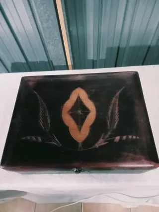 Caja de madera decorada con espejo