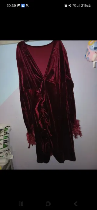 Vestido de terciopelo rojo con plumas
