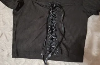 Top negro manga corta con cordones