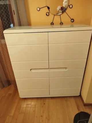 Mueble auxiliar blanco brillo con tapa de cristal