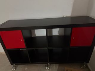 Estantería IKEA Negra con Ruedas y Puertas Rojas