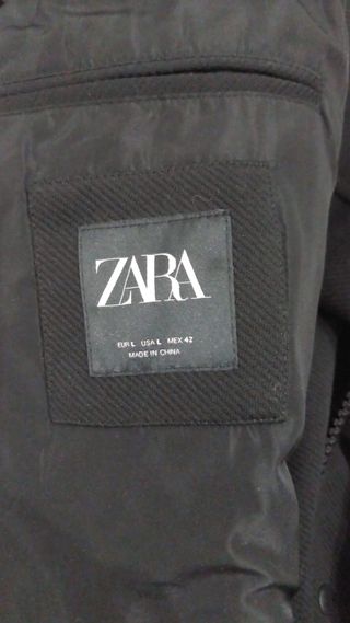 Abrigo negro con capucha