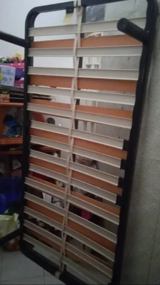 Somier de metal y madera