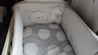 Cuna de bebé con ositos y lunares