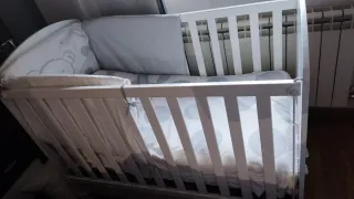 Cuna de bebé con ositos y lunares