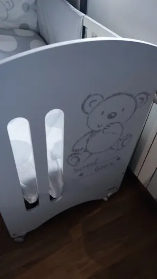 Cuna de bebé con ositos y lunares