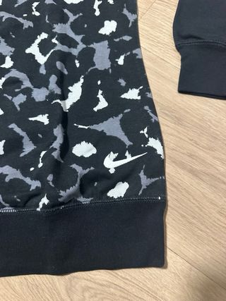 Jersey Nike estampado leopardo cuello redondo Tall