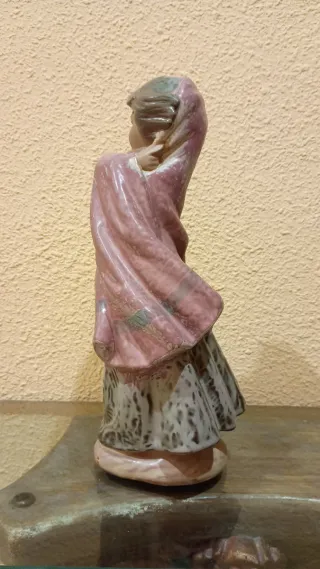 NAO by Lladró Mujer Frente al Viento