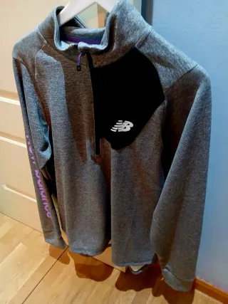 Polo deportivo New Balance gris y negro