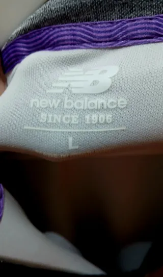 Polo deportivo New Balance gris y negro