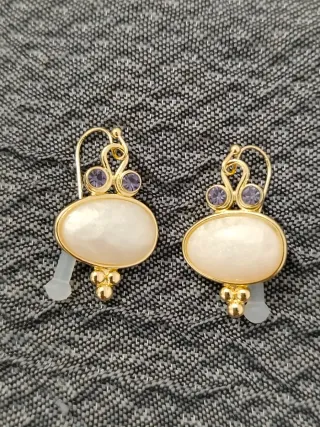 Pendientes dorados con piedra blanca y malva