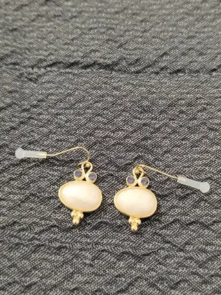 Pendientes dorados con piedra blanca y malva