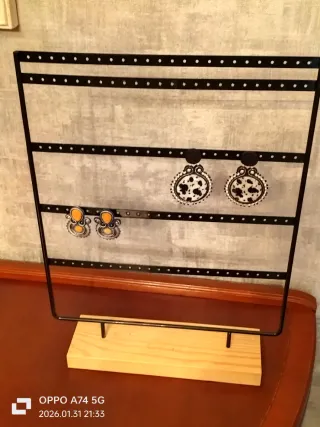 Expositor de pendientes negro con peana de madera