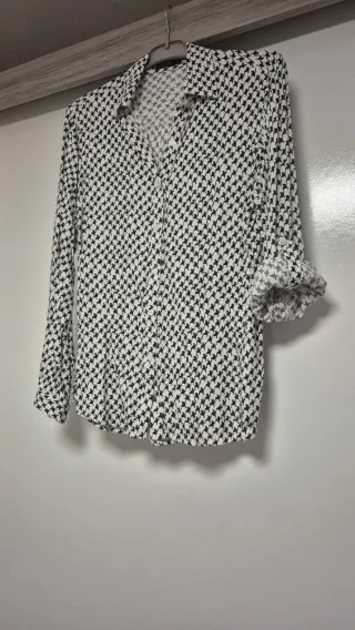 Camisa estampada blanco y negro