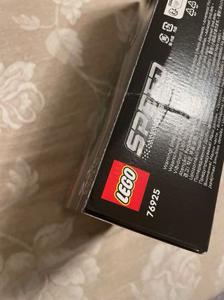 Lego 76925 Aston Martin Vantage safety car & AMR23