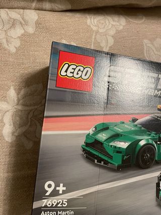 Lego 76925 Aston Martin Vantage safety car & AMR23