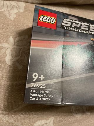 Lego 76925 Aston Martin Vantage safety car & AMR23