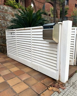 Puerta de hierro blanca