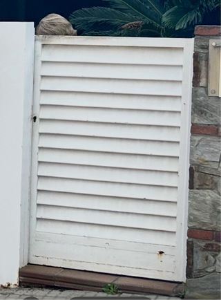 Puerta de hierro blanca