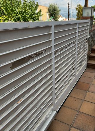 Puerta de hierro blanca