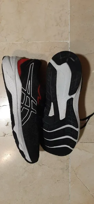 Zapatillas running Asics negras y rojas