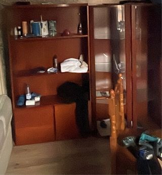 Vitrina cristal y estantería madera salón