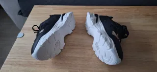 Zapatillas negras y doradas sin estrenar