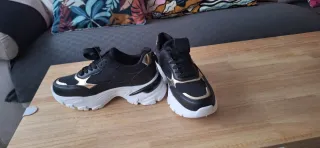 Zapatillas negras y doradas sin estrenar