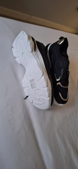 Zapatillas negras y doradas sin estrenar