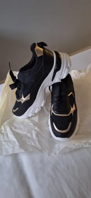 Zapatillas negras y doradas sin estrenar