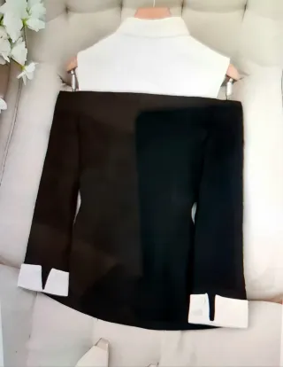 Blazer nero e bianco con spilla