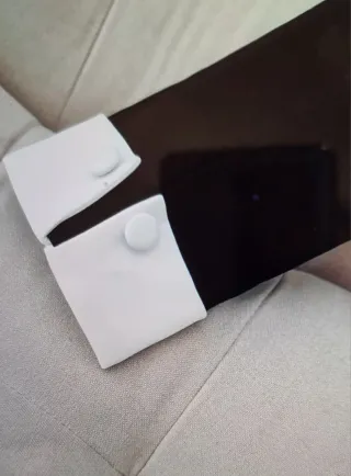 Blazer nero e bianco con spilla