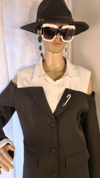 Blazer nero e bianco con spilla