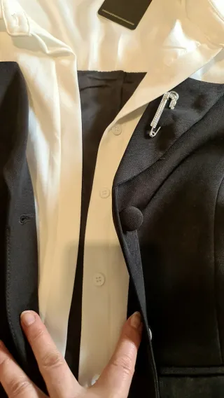 Blazer nero e bianco con spilla