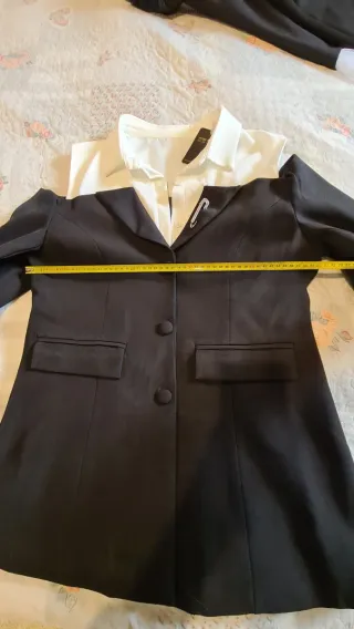 Blazer nero e bianco con spilla