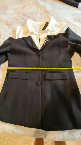 Blazer nero e bianco con spilla