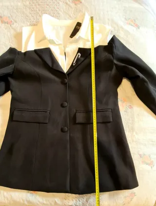 Blazer nero e bianco con spilla