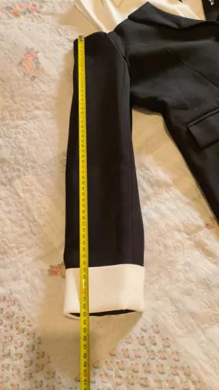 Blazer nero e bianco con spilla