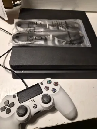 PS4 Slim Negra + Mando y Cables